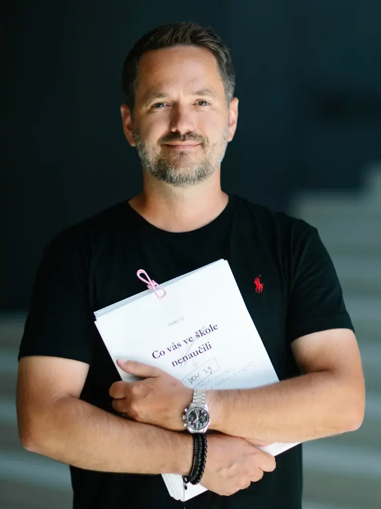 Ondřej Tyl s rukopisem knihy Den 29